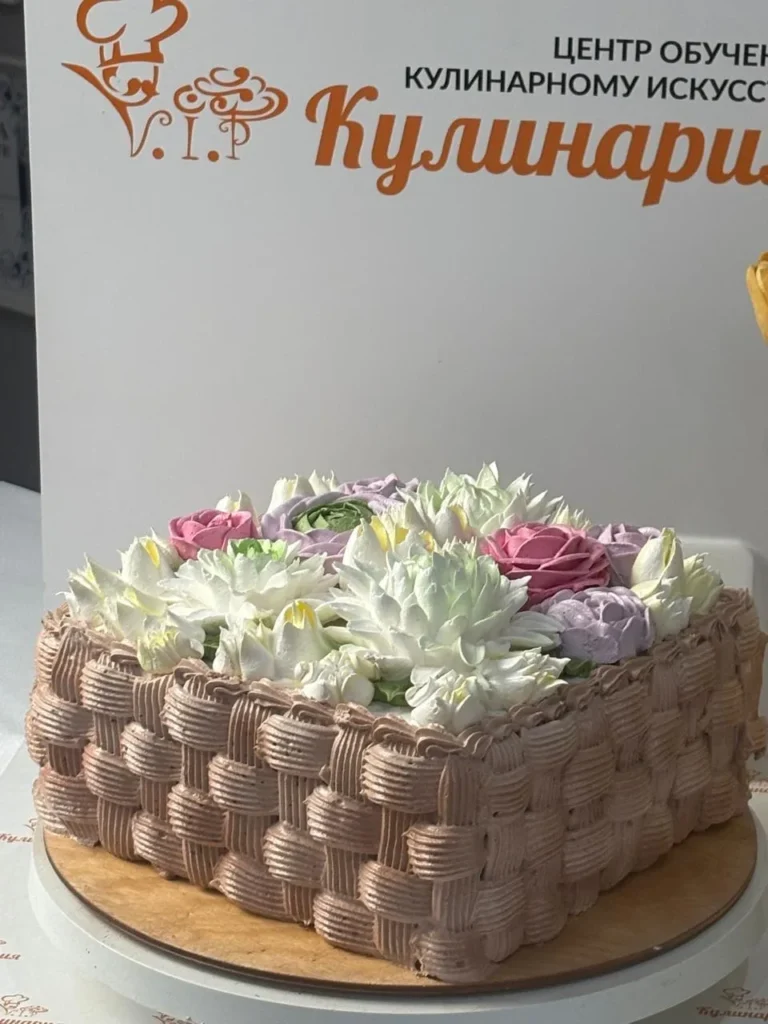 Торт с зефирным покрытием и зефирными цветами. Приготовлен студентами курса «Кондитер-оформитель»